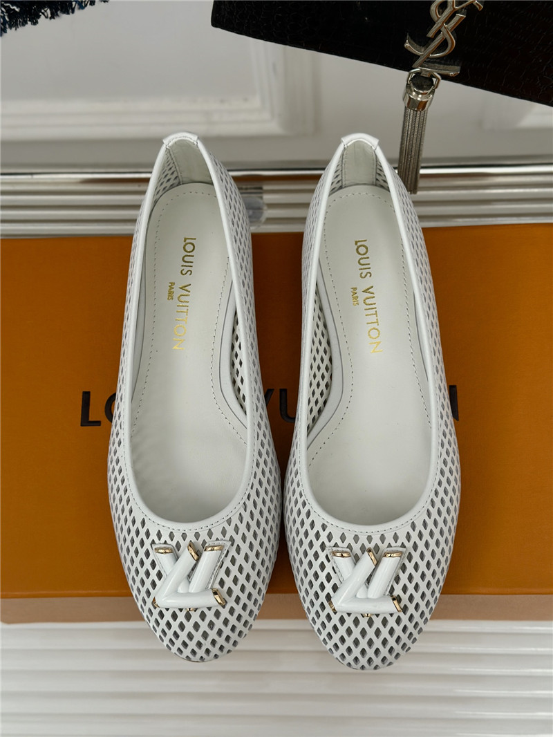 l0vis Vvtt0n shake flat ballerina in silver perforated lambskin