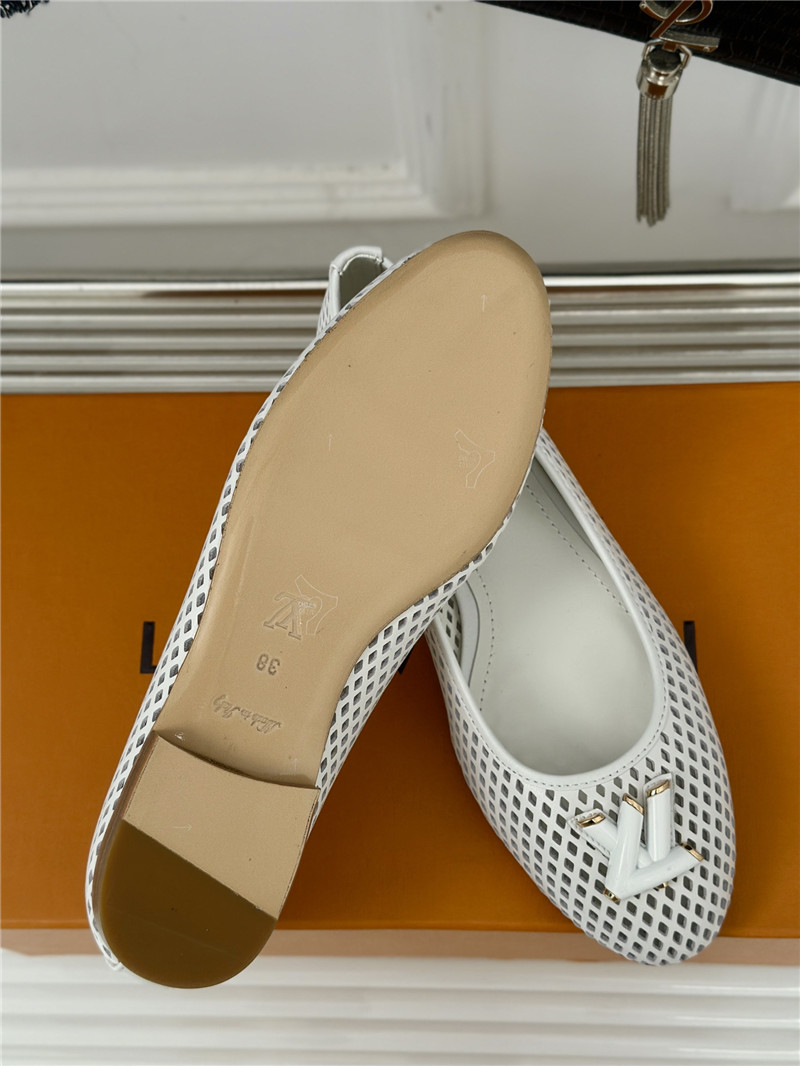 l0vis Vvtt0n shake flat ballerina in silver perforated lambskin