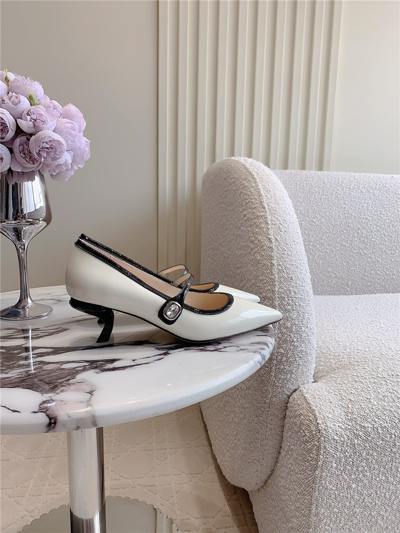 Roger Vivier Virgule Mary Jane Pumps Off-White Patent Leather