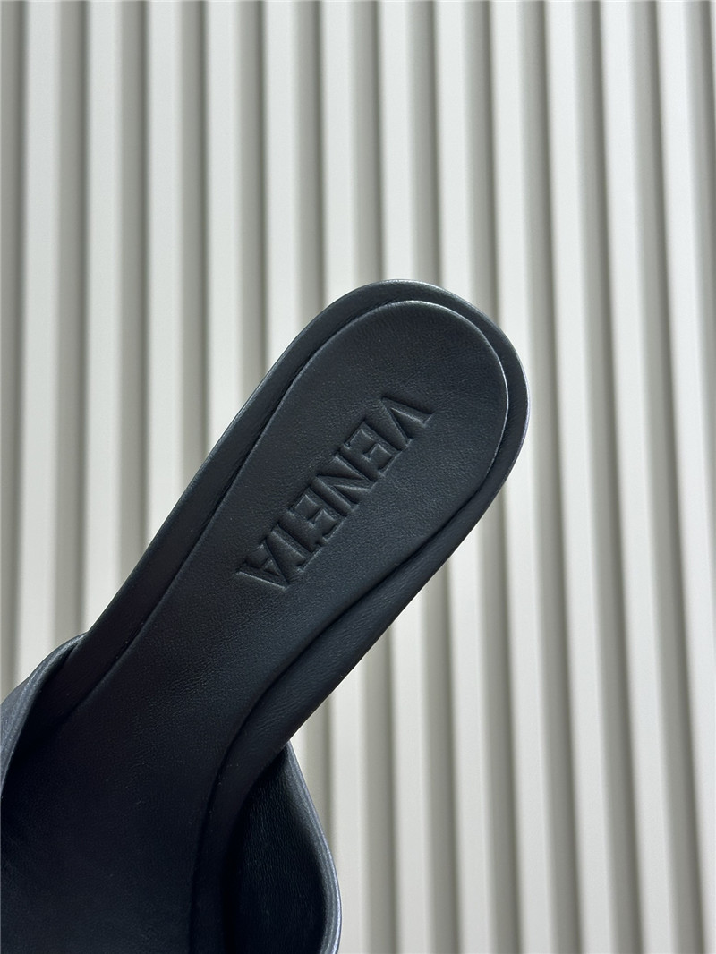 b0tt*ga Ven*ta mid heel blink mule in black lambskin