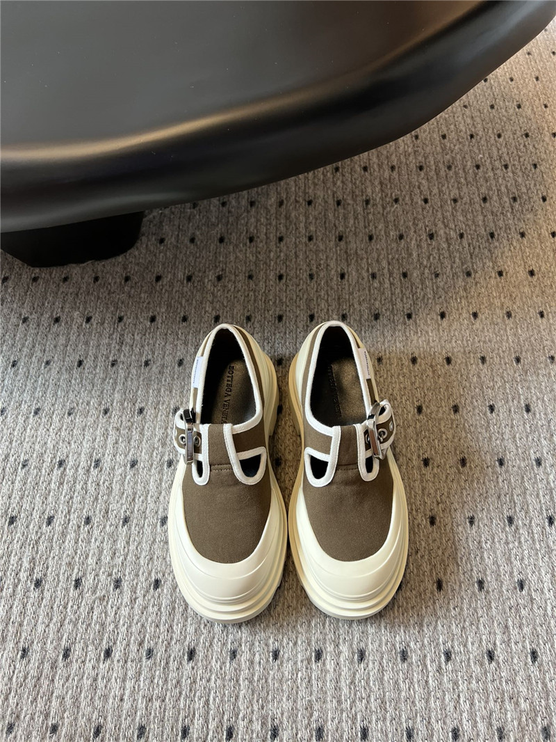 b0tt*ga Ven*ta trek mary-jane in natural and liana