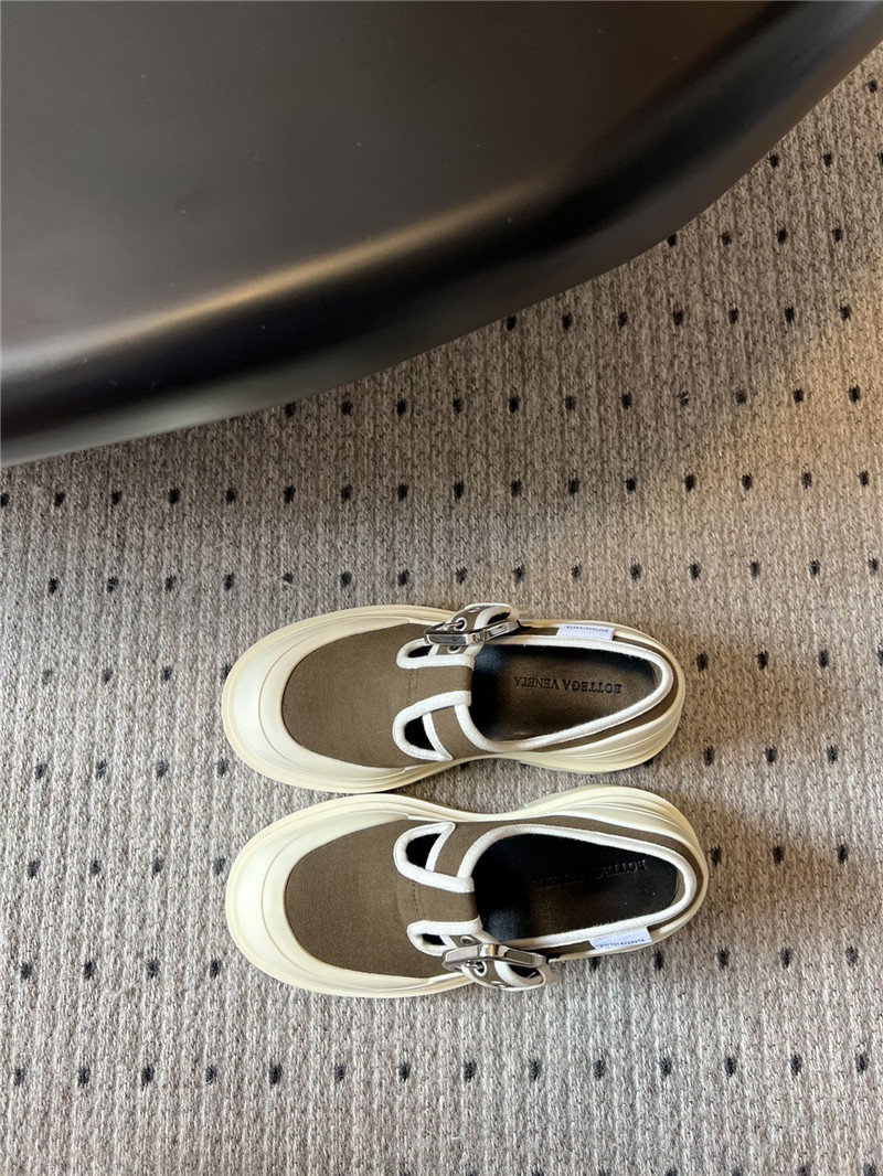 b0tt*ga Ven*ta trek mary-jane in natural and liana