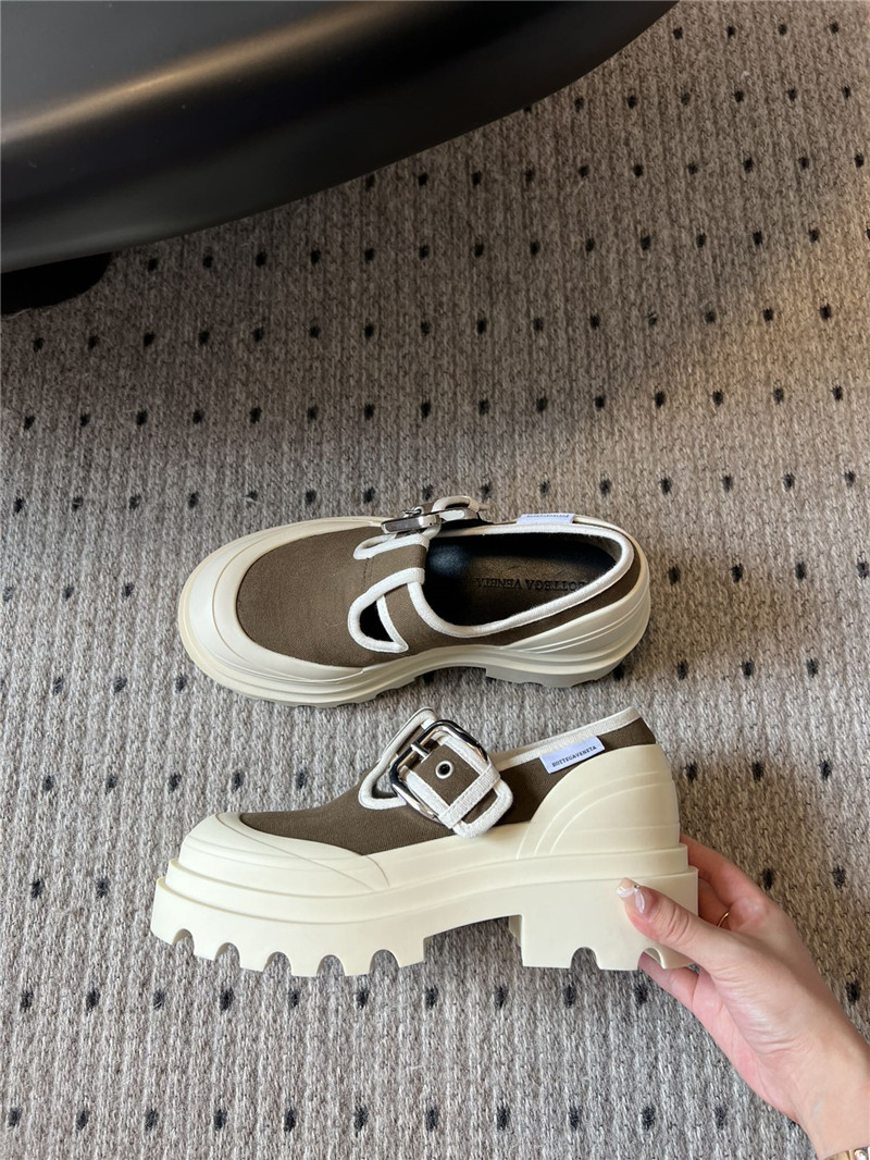 b0tt*ga Ven*ta trek mary-jane in natural and liana