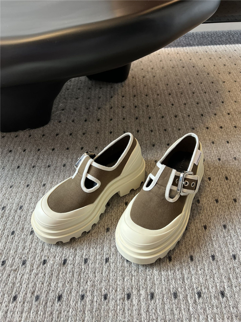 b0tt*ga Ven*ta trek mary-jane in natural and liana