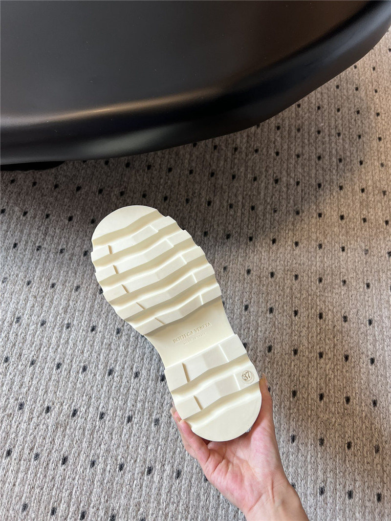 b0tt*ga Ven*ta trek mary-jane in natural and liana