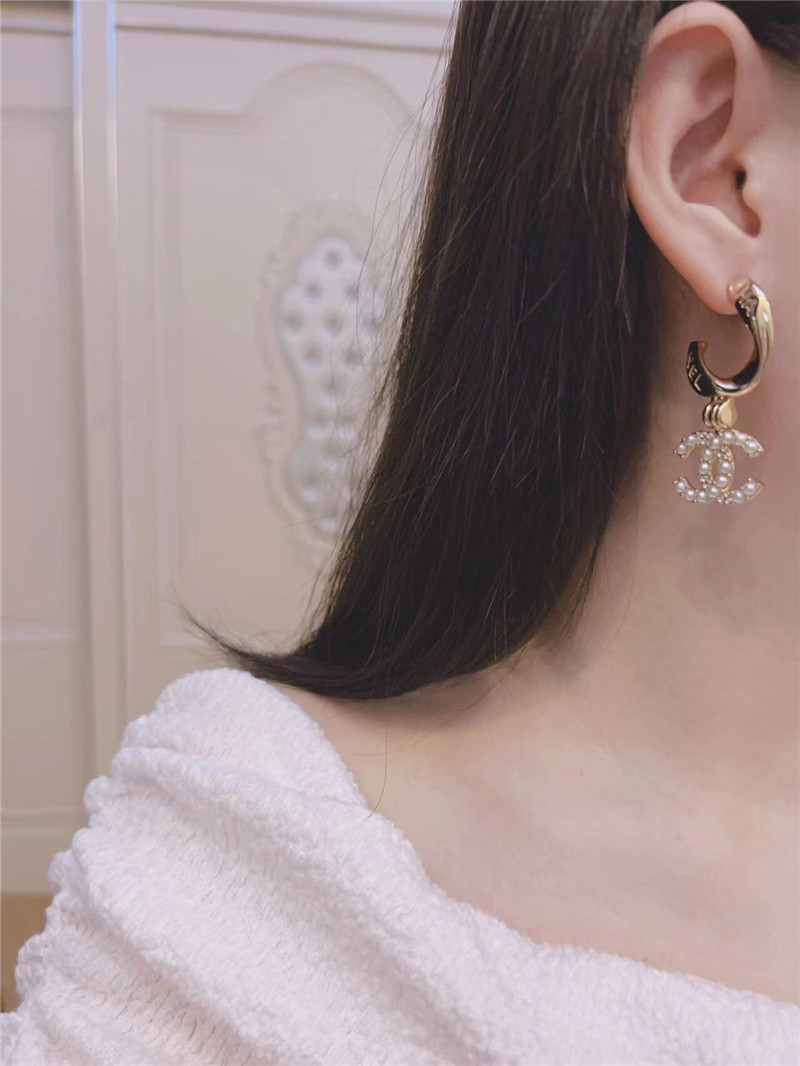 Ch**el hook hanging double c pearl earrings