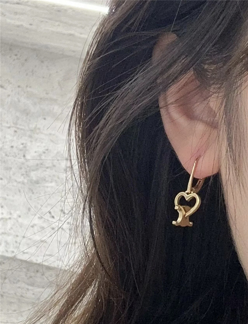 Ce1i*e arc de triomphe heart earrings