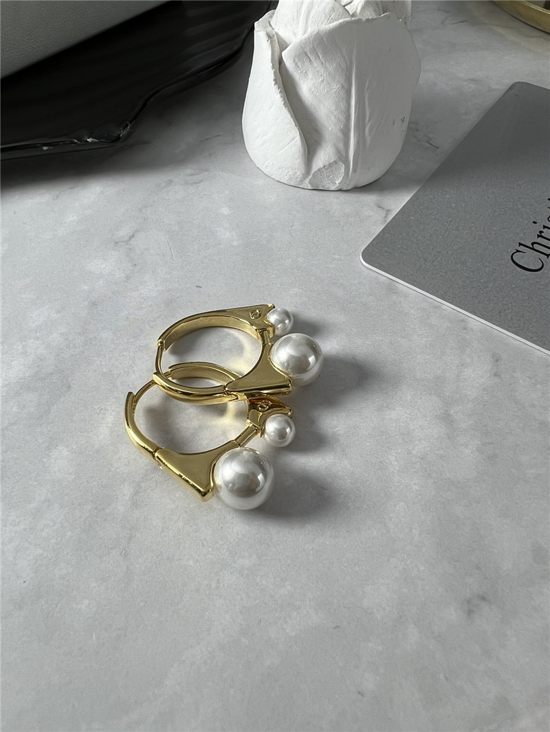 D10r pearl earrings