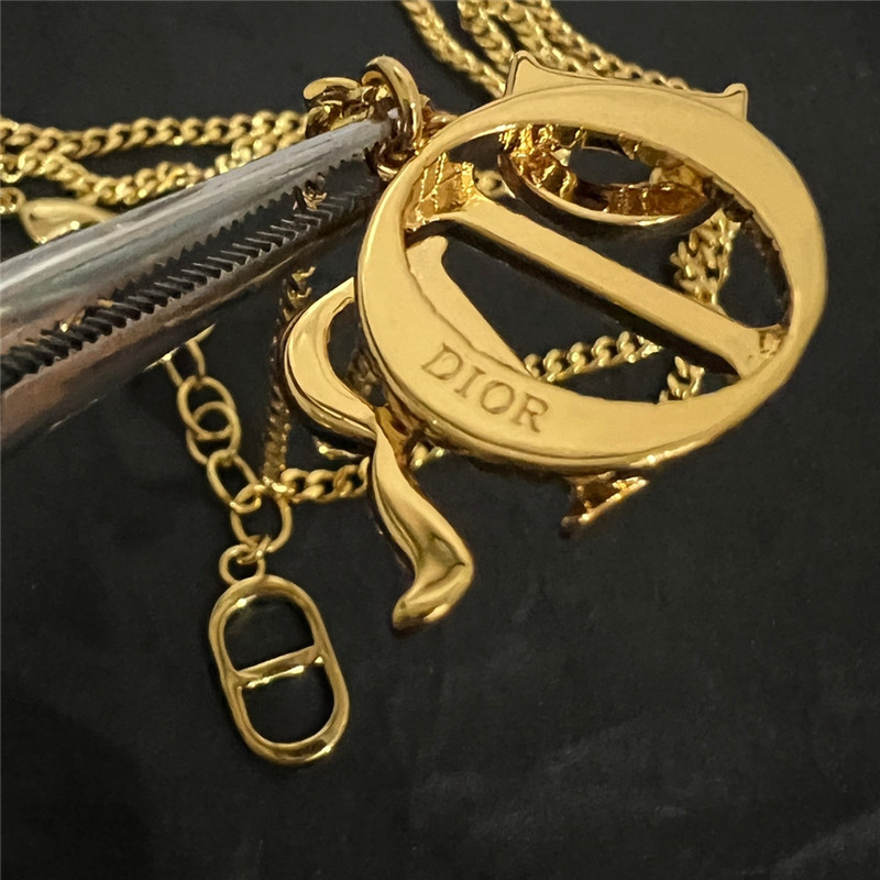 D10r vintage necklace