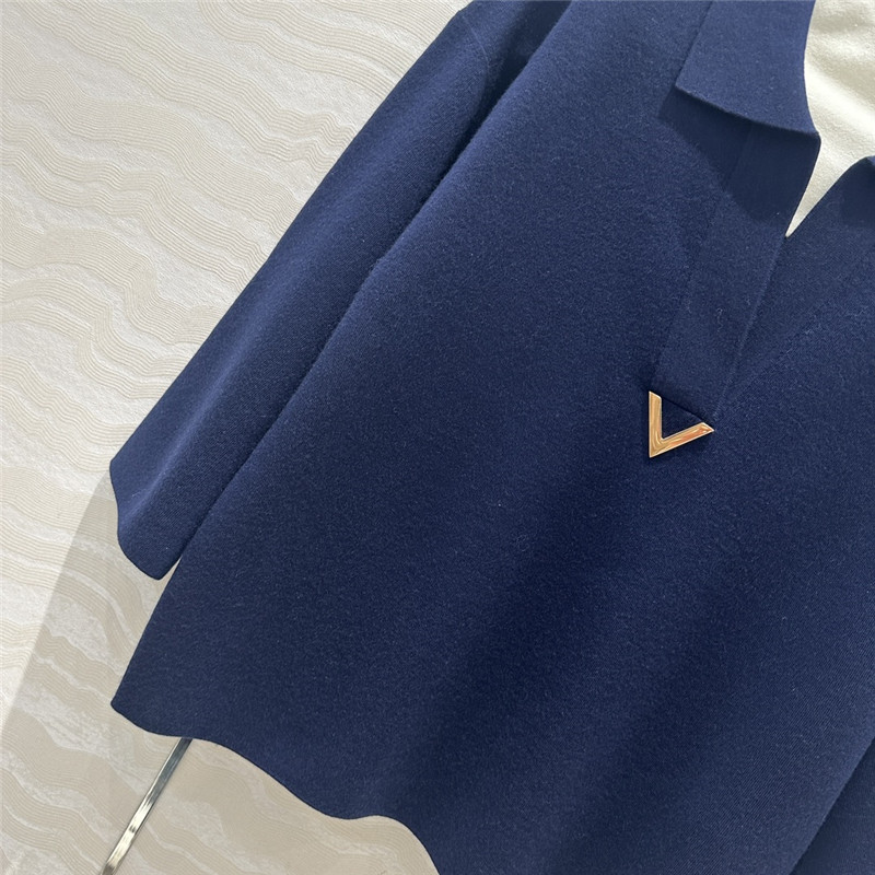 Va1e*ntin0 metal v logo top replica designer clothing websites