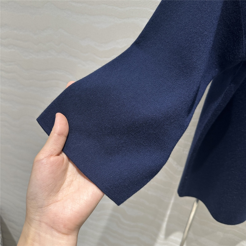 Va1e*ntin0 metal v logo top replica designer clothing websites