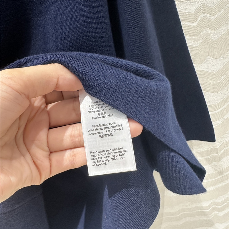 Va1e*ntin0 metal v logo top replica designer clothing websites