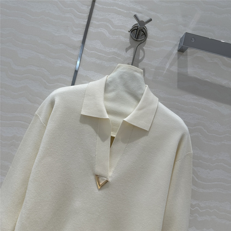 Va1e*ntin0 metal v logo top replica designer clothing websites