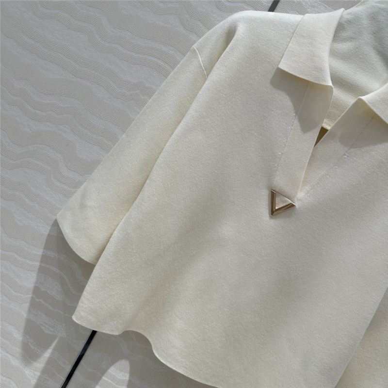 Va1e*ntin0 metal v logo top replica designer clothing websites