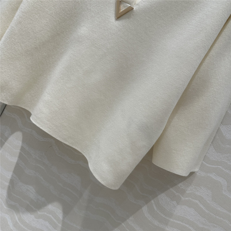 Va1e*ntin0 metal v logo top replica designer clothing websites