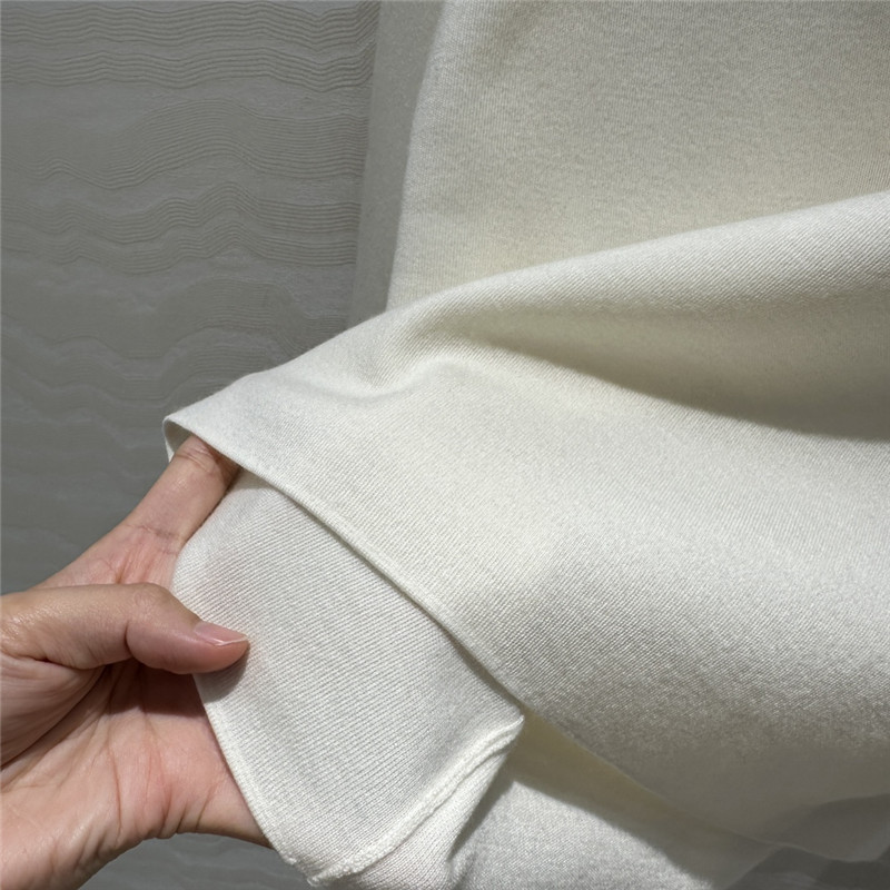 Va1e*ntin0 metal v logo top replica designer clothing websites