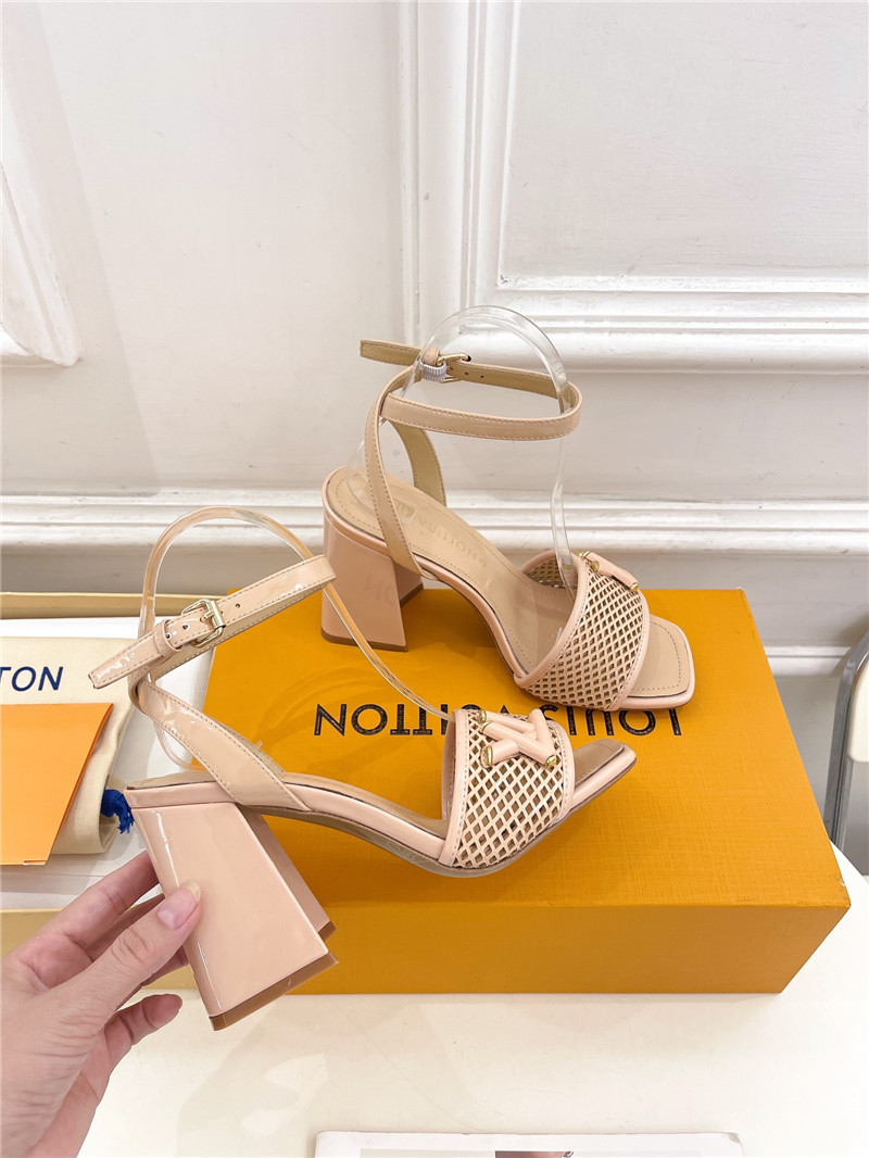 l0vis Vvtt0n shake sandal in beige patent calfskin