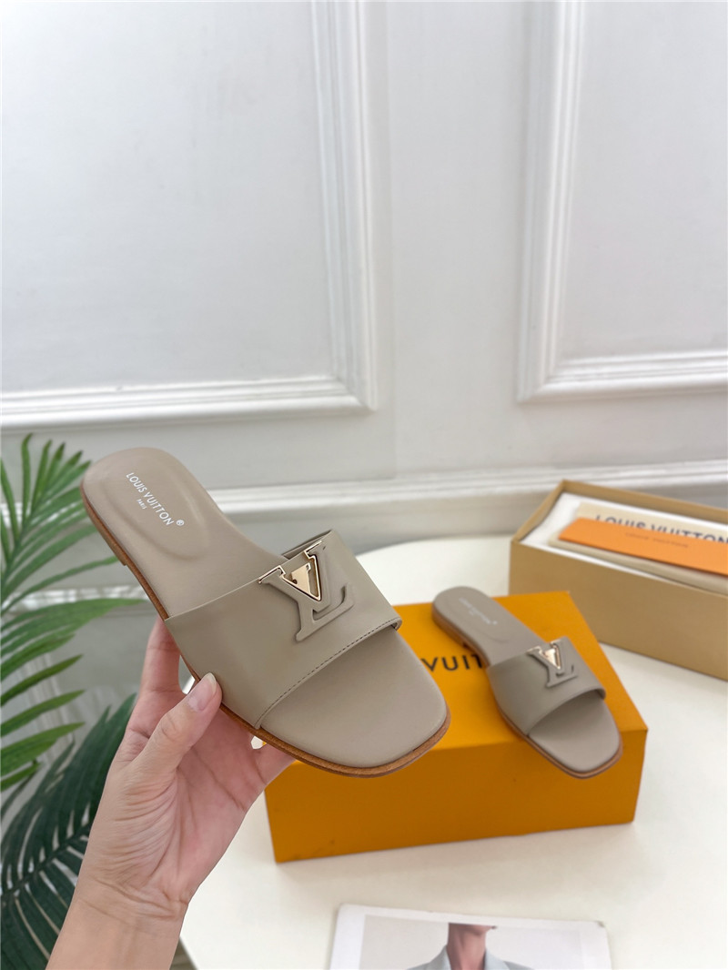 l0vis Vvtt0n lv capri flat mule pebble