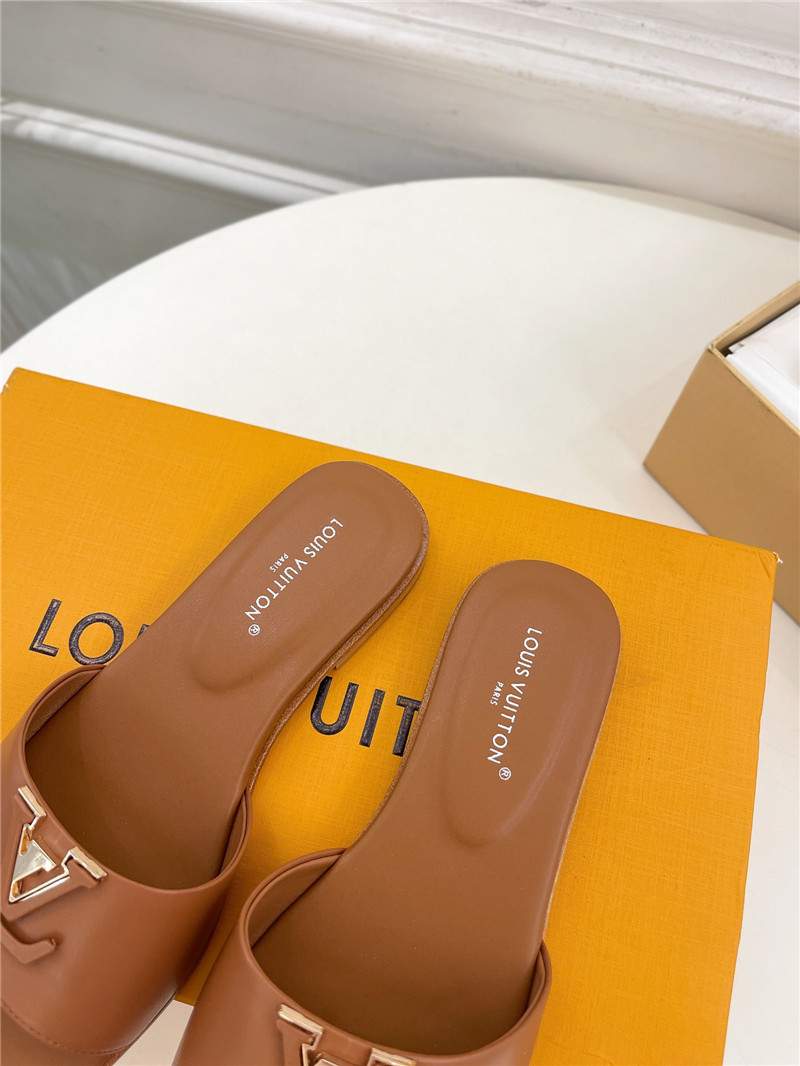 l0vis Vvtt0n lv capri flat mule camel