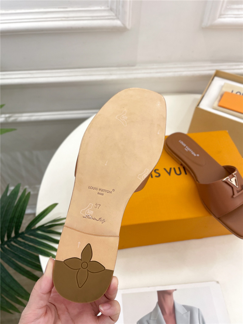 l0vis Vvtt0n lv capri flat mule camel