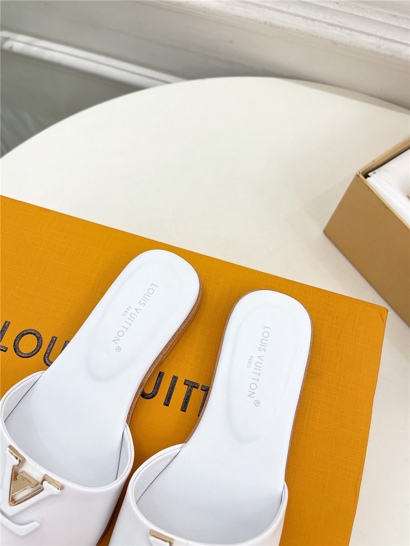l0vis Vvtt0n lv capri flat mule white