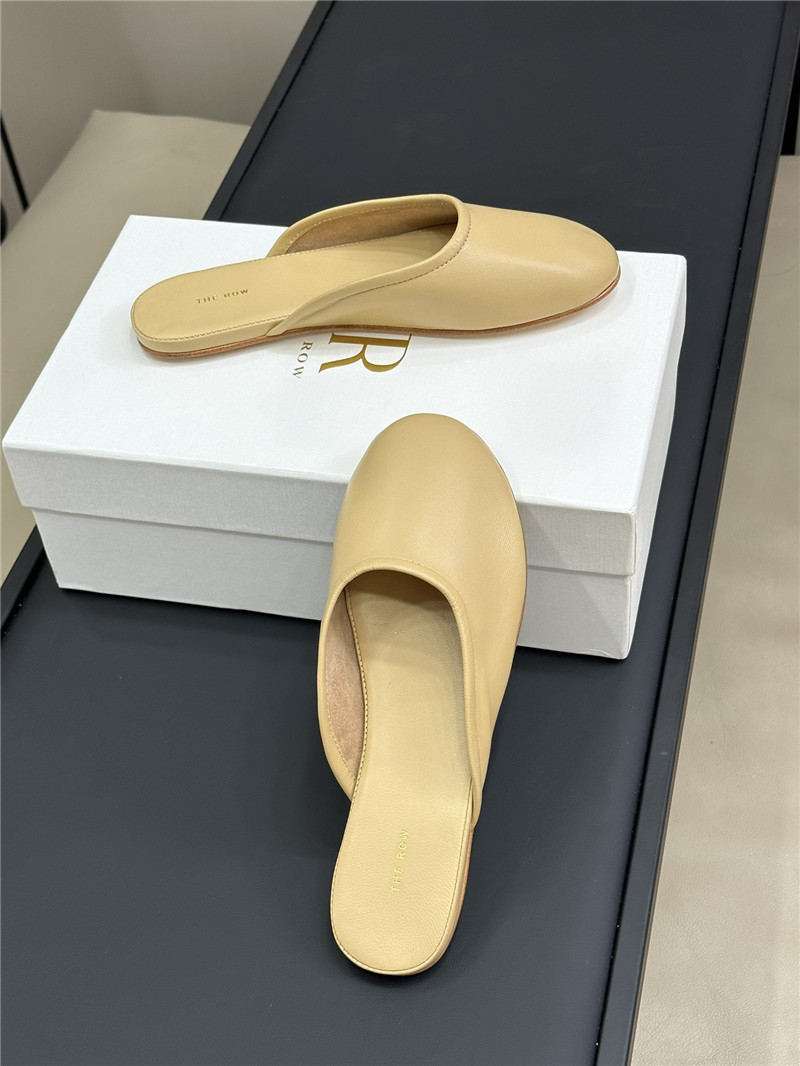 The R0w canal slip on in  beige calfskin