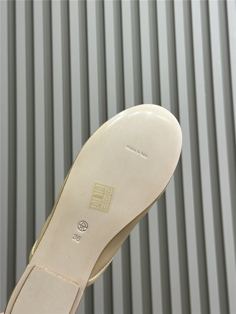 The R0w canal slip on in  beige calfskin