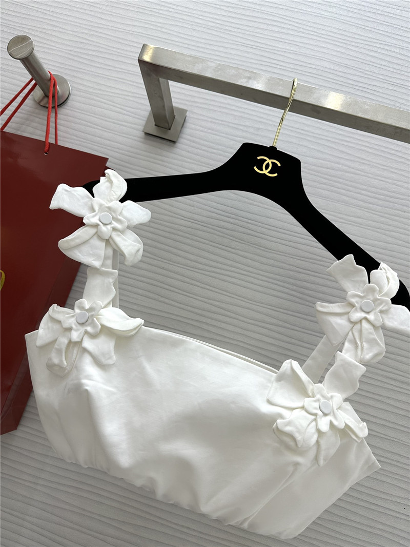 Va1e*ntin0 garavani white floral appliqué crop top