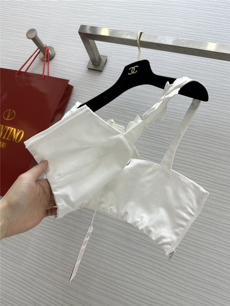 Va1e*ntin0 garavani white floral appliqué crop top