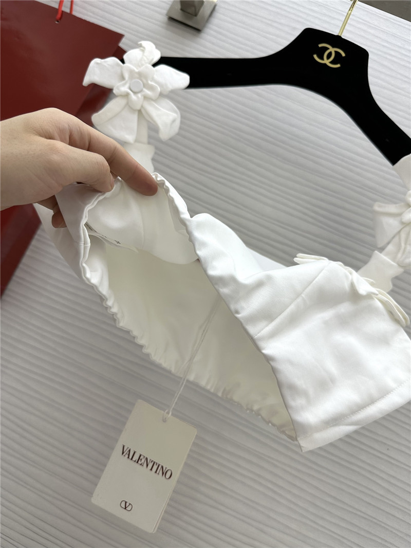 Va1e*ntin0 garavani white floral appliqué crop top