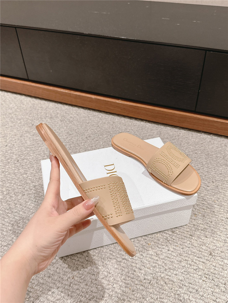 D10r dway slide beige calfskin with gold-finish studs