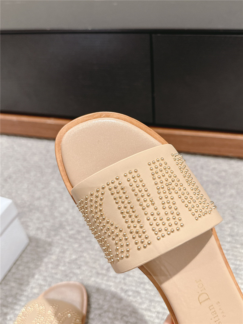 D10r dway slide beige calfskin with gold-finish studs