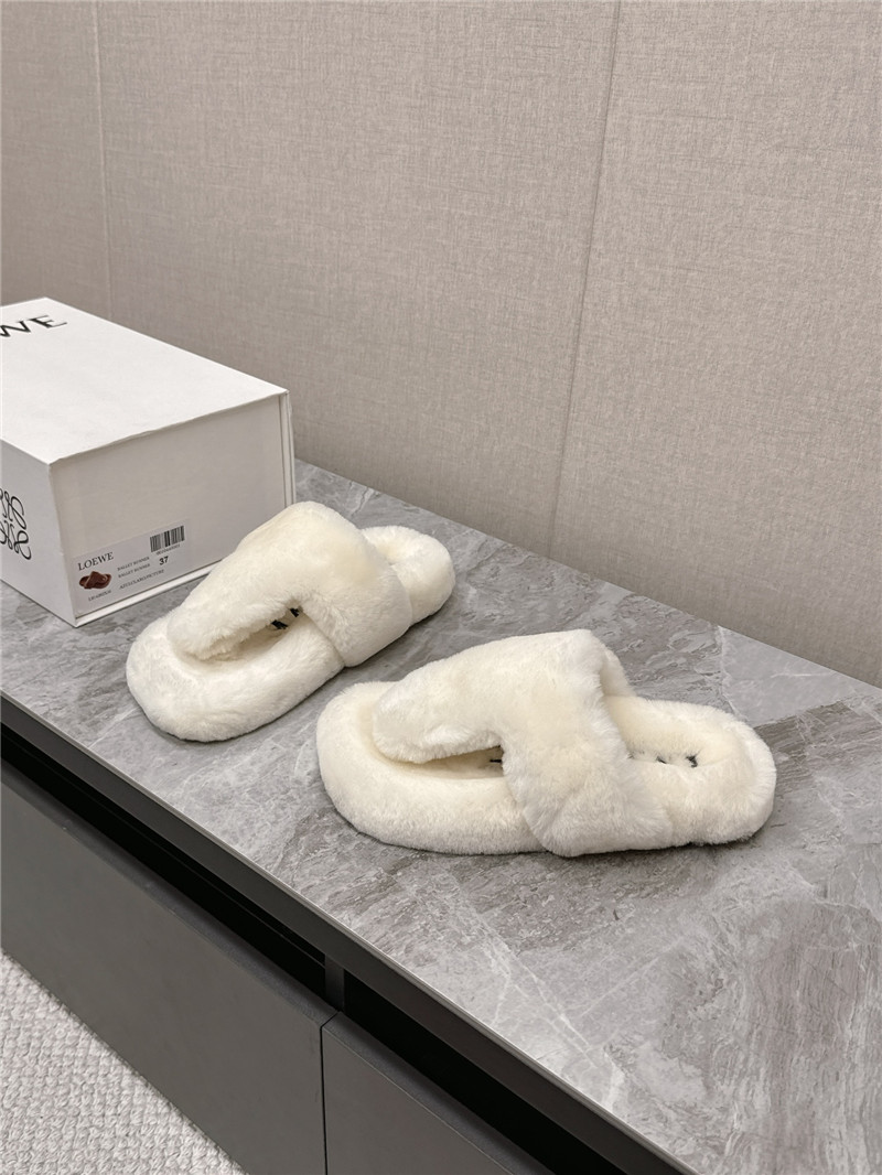 L0ew* toe post shearling sandals in white