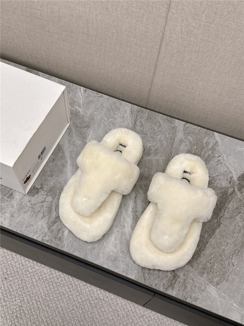 L0ew* toe post shearling sandals in white