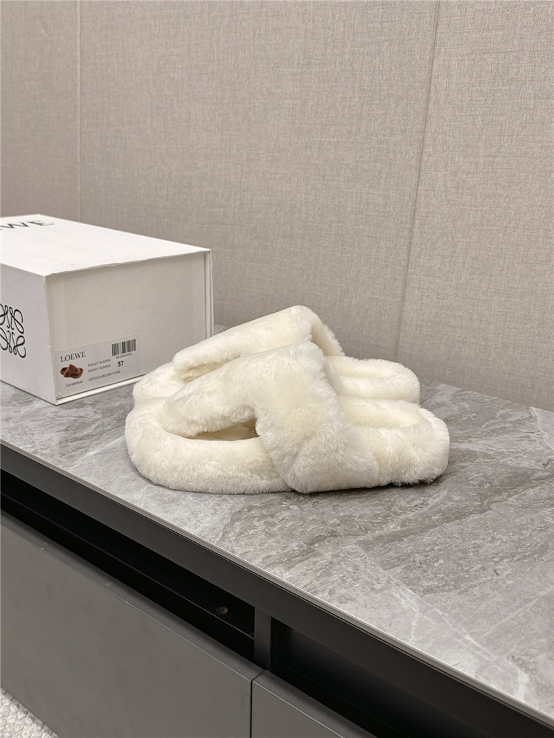 L0ew* toe post shearling sandals in white