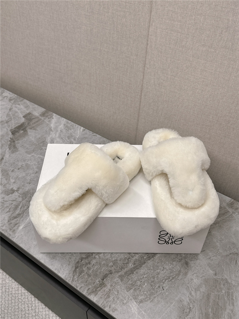 L0ew* toe post shearling sandals in white