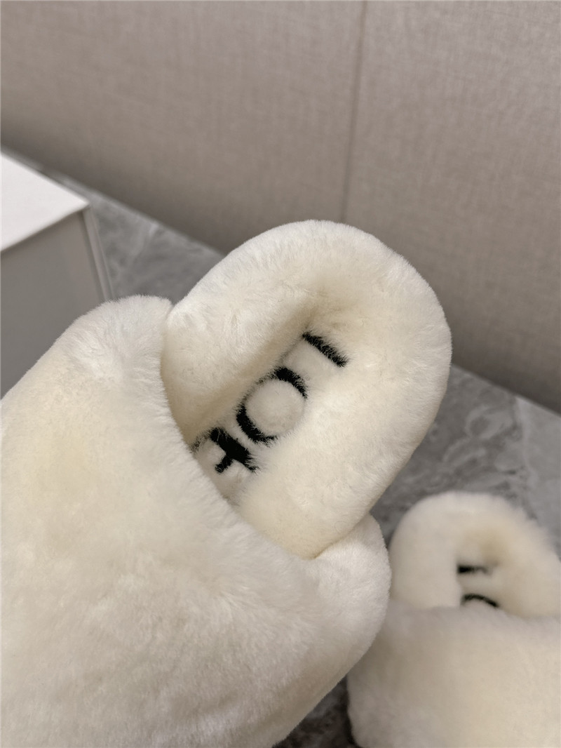 L0ew* toe post shearling sandals in white