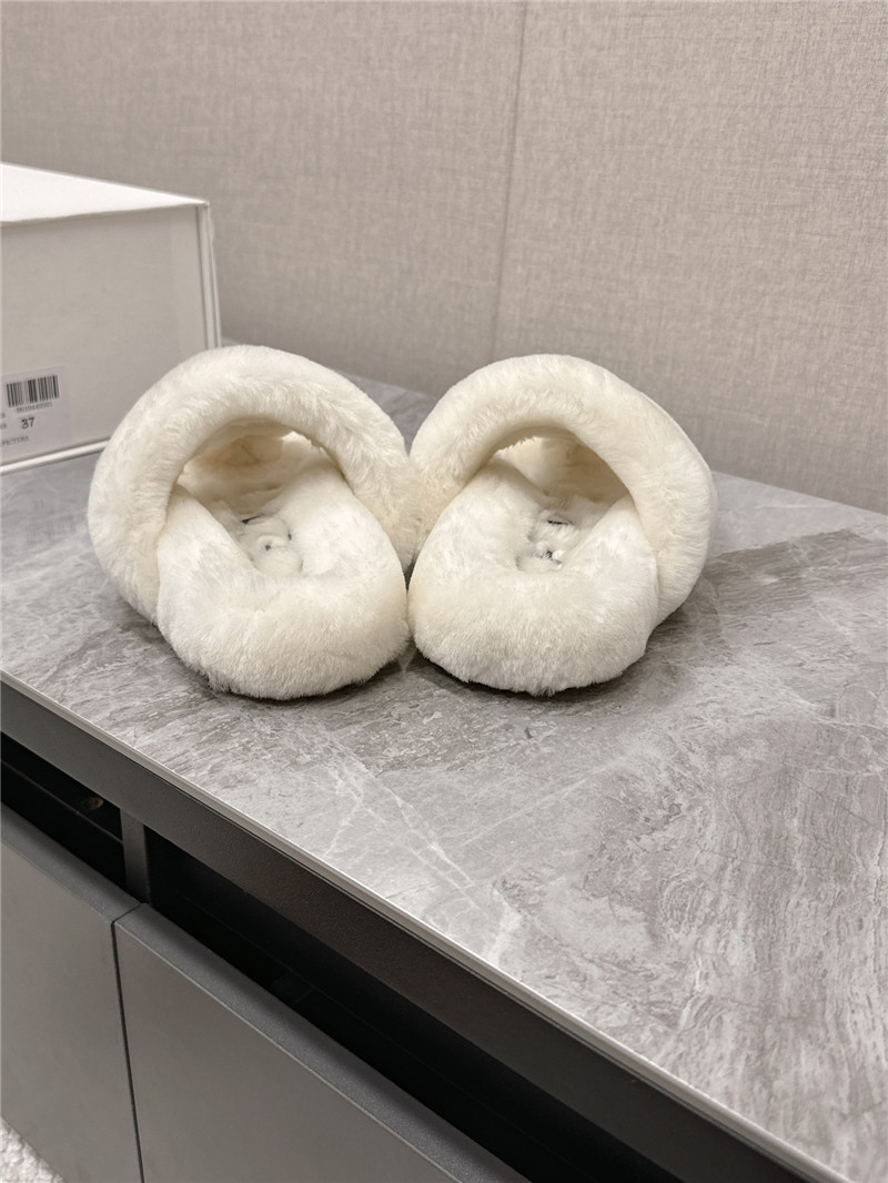 L0ew* toe post shearling sandals in white