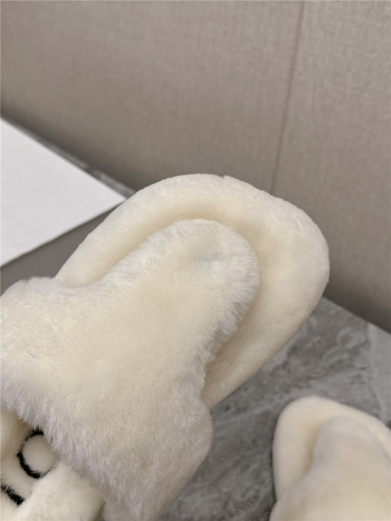 L0ew* toe post shearling sandals in white