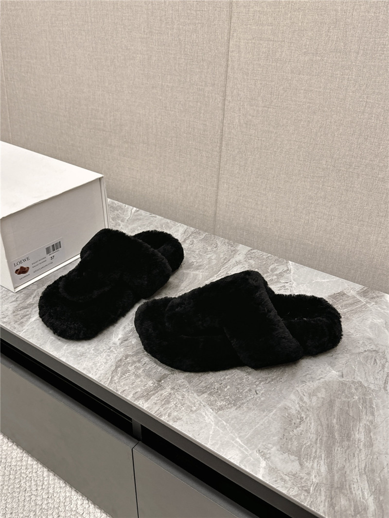 L0ew* toe post shearling sandals in black