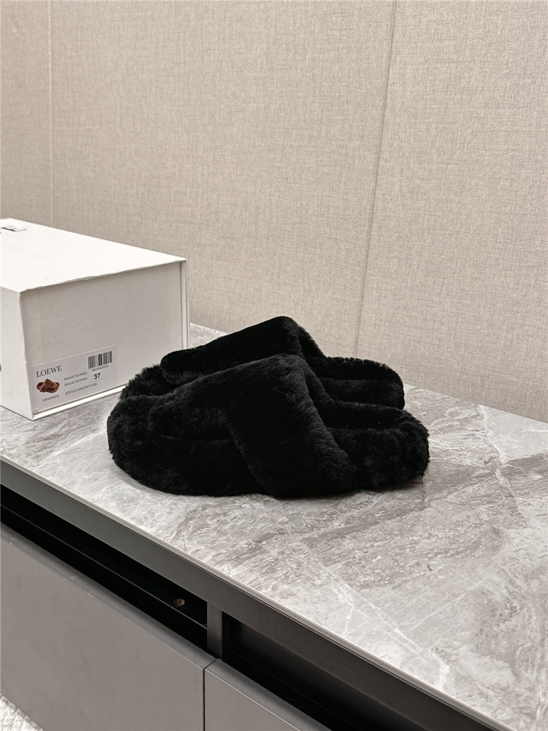 L0ew* toe post shearling sandals in black