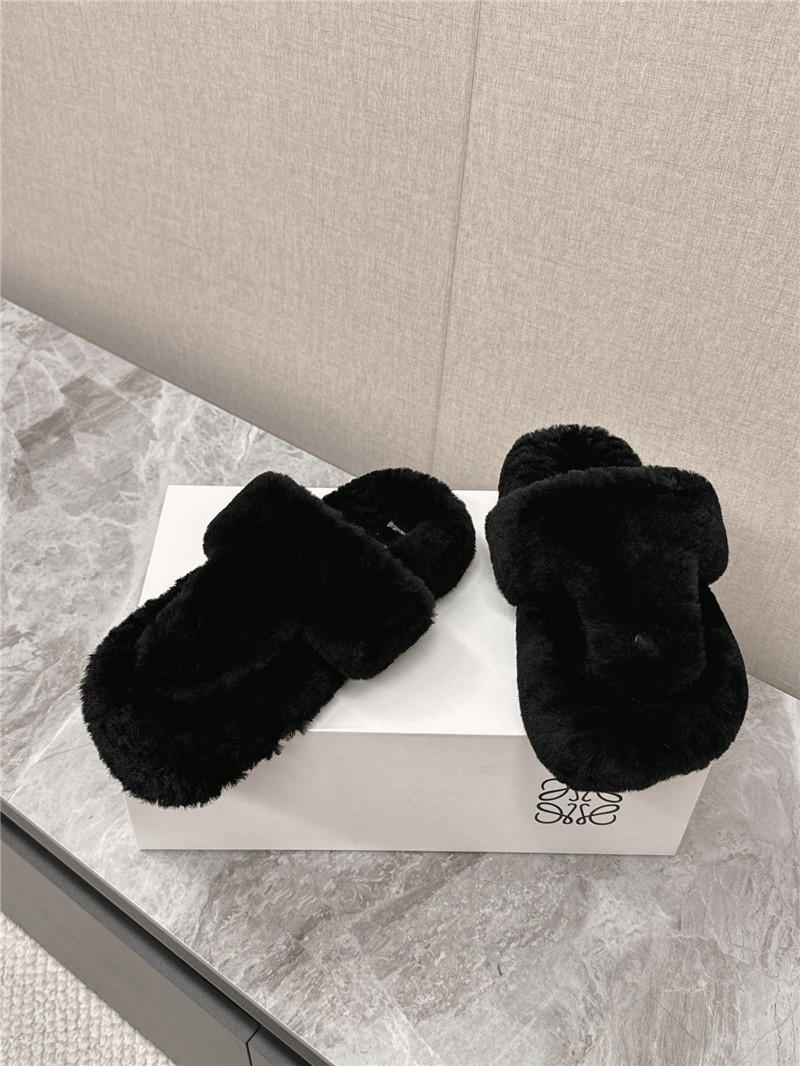 L0ew* toe post shearling sandals in black