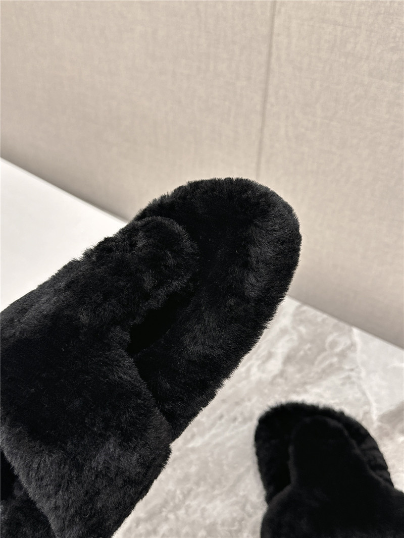 L0ew* toe post shearling sandals in black