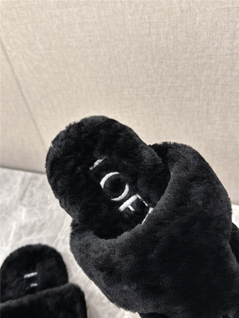 L0ew* toe post shearling sandals in black