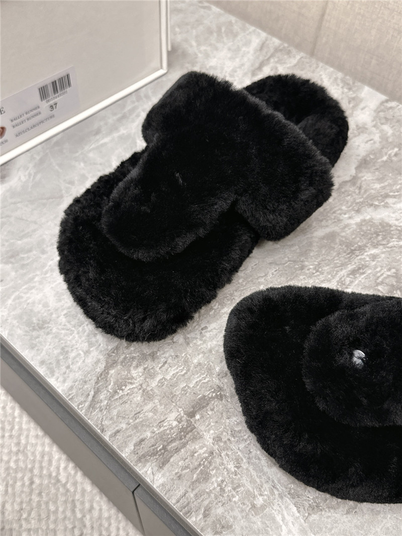 L0ew* toe post shearling sandals in black