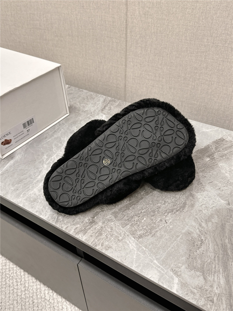 L0ew* toe post shearling sandals in black