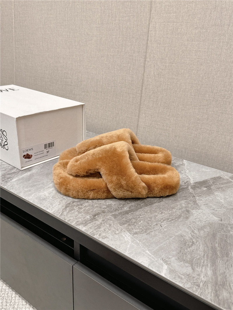 L0ew* toe post shearling sandals in neutrals