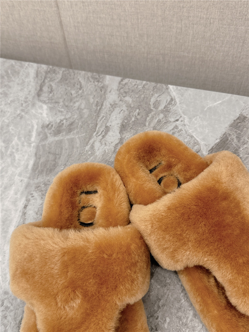 L0ew* toe post shearling sandals in neutrals