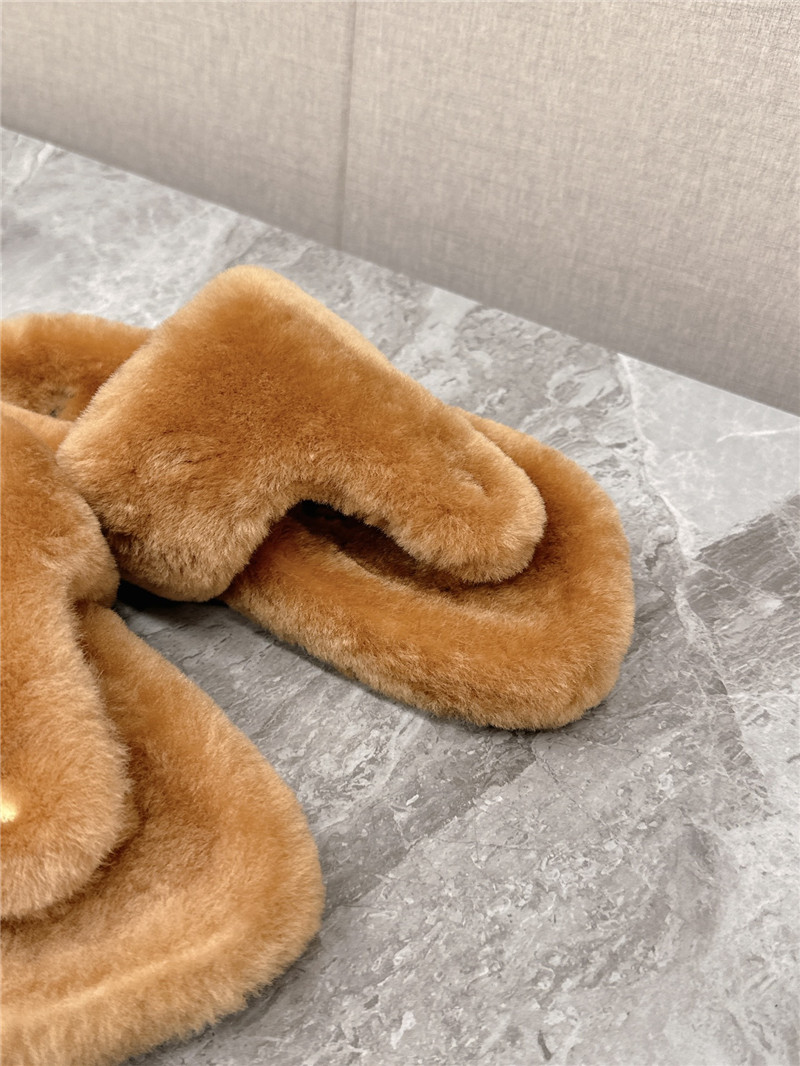 L0ew* toe post shearling sandals in neutrals