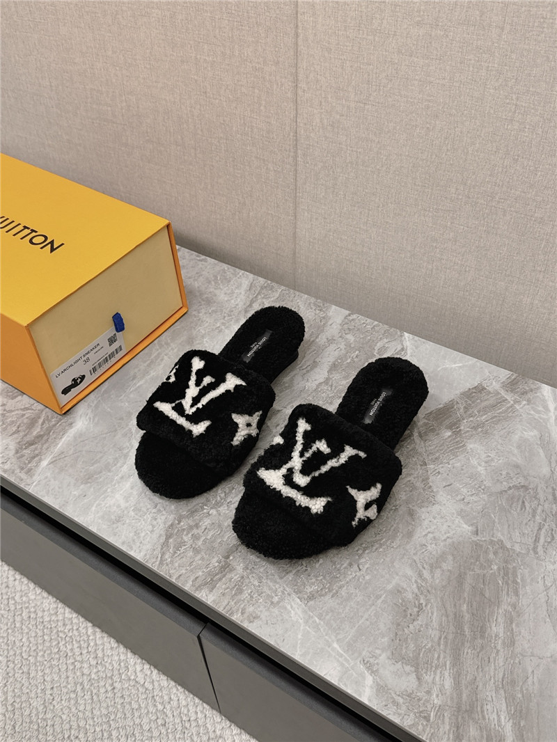 l0vis Vvtt0n paseo shearling comfort mule in black